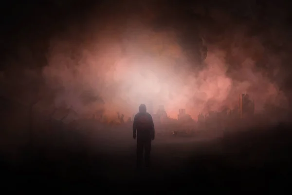 Сцена После Апокалипсиса Показывает Человека Стоящего Разрушенном Городе Смотрящего Разрушенный — стоковое фото