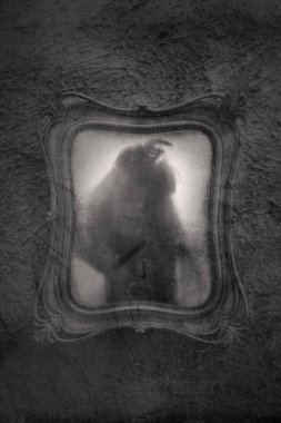 Aynada kapana kısılmış hayalet bebek fikri. Bir grunge, bulanık, desenli, siyah ve beyaz kurguyla.