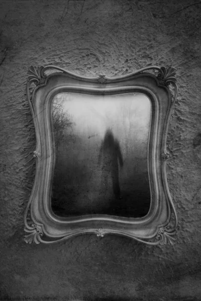 Egy Kísérteties Alak Horror Koncepciója Tükörben Grunge Elmosódott Texturált Fekete — Stock Fotó