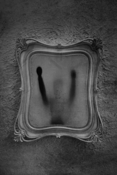 Egy Kísérteties Baba Horror Koncepciója Egy Antik Képkeretbe Zárva Grunge — Stock Fotó