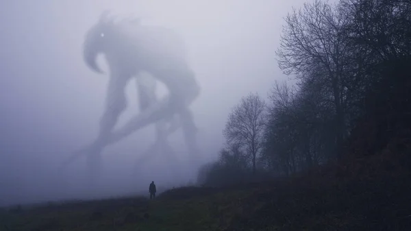 Énorme Monstre Apparaissant Dans Brouillard Jour Hiver Avec Une Silhouette — Photo