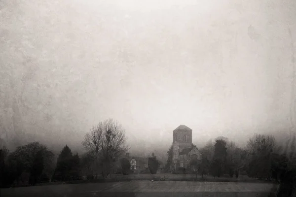 Ein Gespenstisches Altes Kirchengebäude Mit Turm Einem Wintertag Auf Dem — Stockfoto