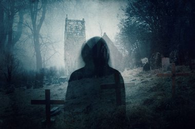 Yüzü olmayan gizemli kapüşonlu bir siluetin çifte pozu. Terk edilmiş bir kilise ve mezarlıkla kaplı, grunge, vintage montajlı..