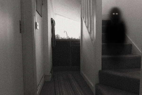 Жуткий Призрак Светящимися Глазами Стоящий Лестнице Черно Белым Редактированием — стоковое фото