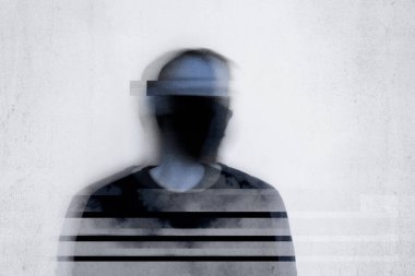 Maskeli bir adamın bulanık ve soyut bir fotoğrafı. Akıl sağlığını temsil ediyor. Grafik tasarımı, desenli düzenleme