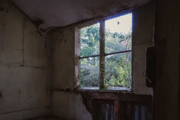 Olhando Pela Janela Uma Casa Assustadora Abandonada — Fotografia de Stock