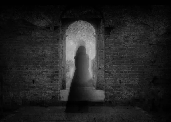 Ett Spöke Kvinna Klänning Tillbaka Till Kameran Inramad Gammal Byggnads — Stockfoto