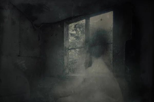 Upiorna Zamazana Kobieta Sukience Patrząc Przez Okno Strasznym Opuszczonym Domu — Zdjęcie stockowe