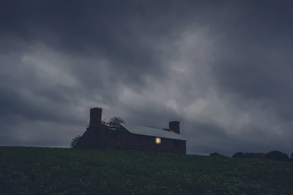 Een Verwoest Huis Midden Het Platteland Met Een Licht Dat — Stockfoto