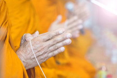 Dua, rahipler, törenle Tayland bir araya Selam, ellerde.