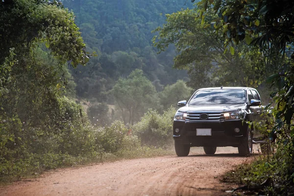 Concept Voyage Avec Camionnette Contre Forêt Les Montagnes — Photo