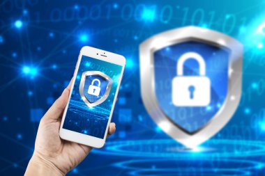 El ile bir emniyet konsepti dijital siber güvenlik, koruma kalkan zırh küresel ağ ile akıllı telefon tutarak