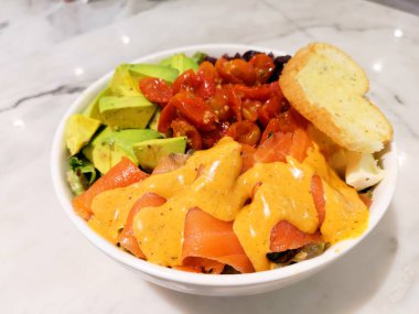 Ispanak, domates, sarımsak ekmek, avocad ile Somon salata