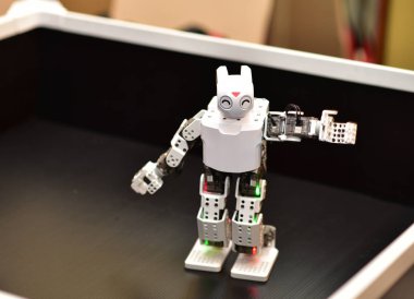 Bir Robotu Kontrol Et.Robotu Taşı ve Bilim Teknolojisini Öğren.