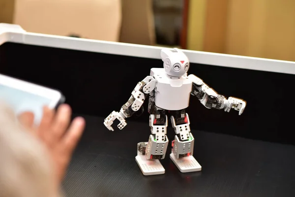 Controlar Robot Mover Robot Aprender Ciencia Tecnología — Foto de Stock
