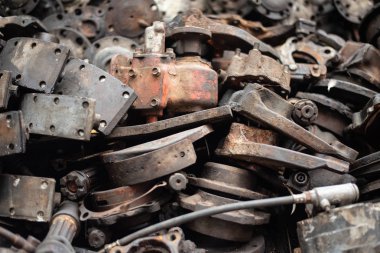 Eski motor parçaları, çelik ve ikinci el araba parçaları, mühendislik için. Seçici odaklama.