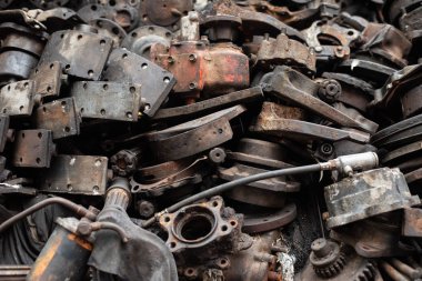 Eski motor parçaları, çelik ve ikinci el araba parçaları, mühendislik için. Seçici odaklama.