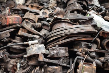 Eski motor parçaları, çelik ve ikinci el araba parçaları, mühendislik için. Seçici odaklama.