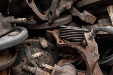 Eski motor parçaları, çelik ve ikinci el araba parçaları, mühendislik için. Seçici odaklama.