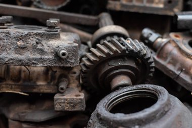 Eski motor parçaları, çelik ve ikinci el araba parçaları, mühendislik için. Seçici odaklama.
