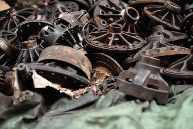 Eski motor parçaları, çelik ve ikinci el araba parçaları, mühendislik için. Seçici odaklama.