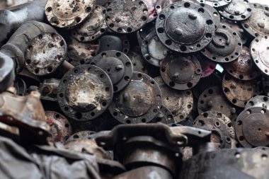 Eski motor parçaları, çelik ve ikinci el araba parçaları, mühendislik için. Seçici odaklama.