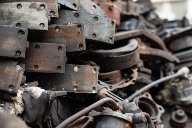 Eski motor parçaları, çelik ve ikinci el araba parçaları, mühendislik için. Seçici odaklama.