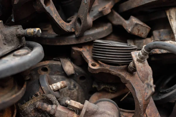 Eski motor parçaları, çelik ve ikinci el araba parçaları, mühendislik için. Seçici odaklama.