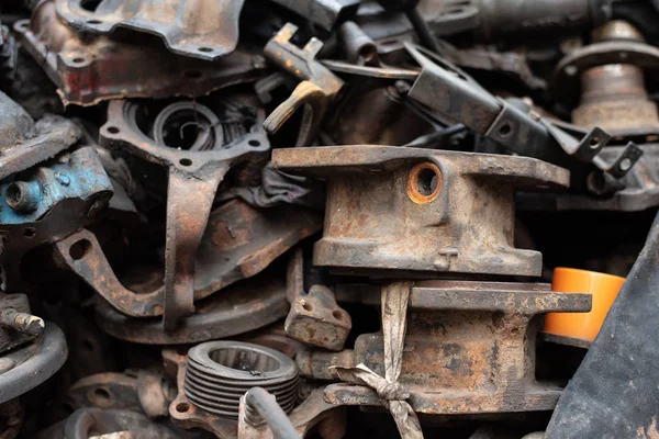 Eski motor parçaları, çelik ve ikinci el araba parçaları, mühendislik için. Seçici odaklama.