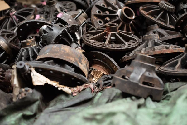 Eski motor parçaları, çelik ve ikinci el araba parçaları, mühendislik için. Seçici odaklama.