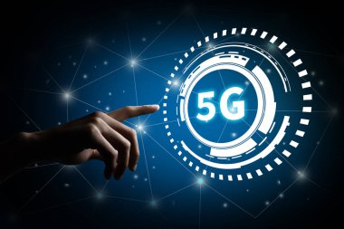Şehrin arka planındaki şeylerin 5g ağ dijital ve interneti. Kablosuz ağ sistemi kavramı.