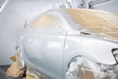 Kızıl ötesi ısıtıcı lambasıyla boya spreyi Booth Otomotiv. İyileştirme Işığını Çiz