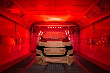 Kızıl ötesi ısıtıcı lambasıyla boya spreyi Booth Otomotiv. İyileştirme Işığını Çiz
