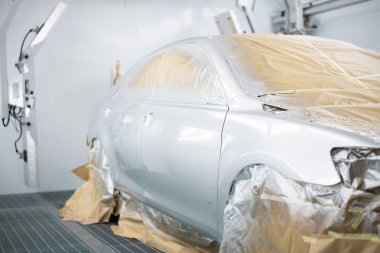 Kızıl ötesi ısıtıcı lambasıyla boya spreyi Booth Otomotiv. İyileştirme Işığını Çiz