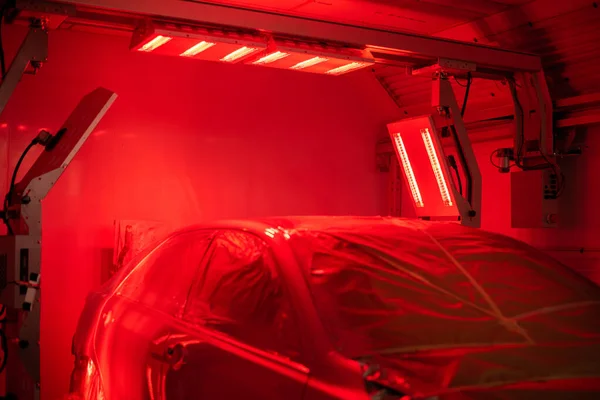 Kızıl ötesi ısıtıcı lambasıyla boya spreyi Booth Otomotiv. İyileştirme Işığını Çiz