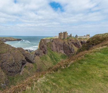 Dunnottar kale veya kale. Bahar zamanı, kötü hava bahar mevsiminde İskoçya Highlands