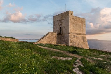 Mgarr IX-Xini Bay kule Gozo. Malta. Gün batımında yatay. 