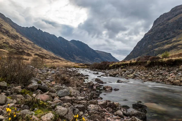 Río Glencoe Con Flujo Agua Suave Día Nublado Vistas Colina — Foto de Stock