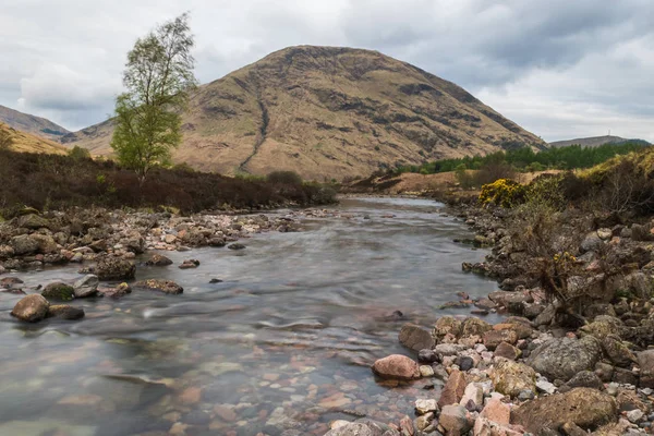 Río Glencoe Con Flujo Agua Suave Día Nublado Vistas Colina — Foto de Stock