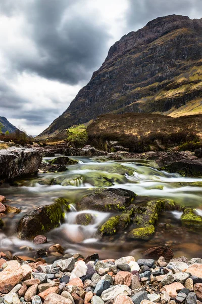 Río Glencoe Con Flujo Agua Suave Día Nublado Vistas Colina —  Fotos de Stock