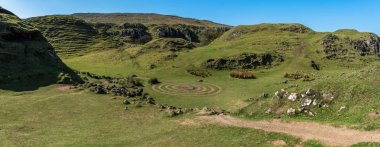 Mistik peri Glen, Isle of Skye, İskoçya üzerinde garip taş yapıları ile romantik bir yeşil vadi