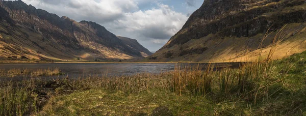 Lago Rodeado Montañas Las Highlands Escocia Día Primavera —  Fotos de Stock