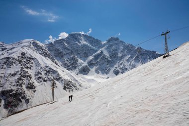 kırmızı kar üzerinde tırmanmak