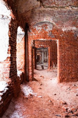 Destroed kırmızı elma ağacı bahçede bina