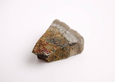 Makro mineral taş pirit gökkuşağı üzerinde beyaz arka plan yakın çekim