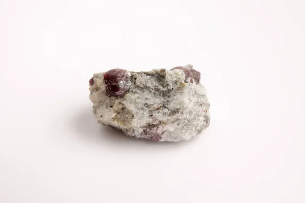 Makró egy ásványi gránát kőből fehér alapon közelről — Stock Fotó