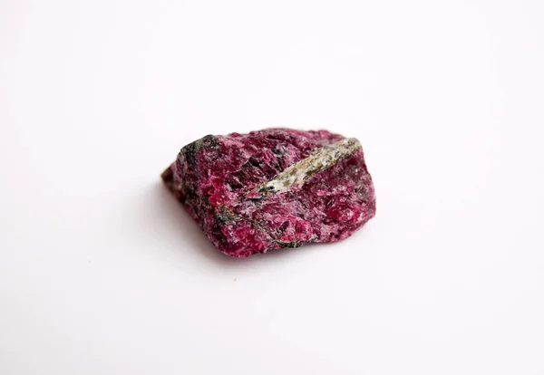 Természetes szikla példánya eudialyte, a ritkaság kisebb drágakő, a nephelin szienit Kola félsziget, izolált fehér — Stock Fotó