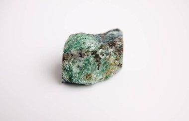 Ruby corindone yeşil Fuchsite Monolith beyaz arka planda numune Mineral taş