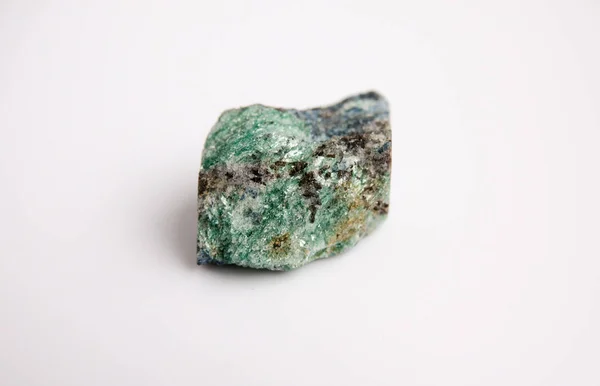 Ruby corindone zöld Fuchsite Monolith minta ásványi kő fehér alapon — Stock Fotó