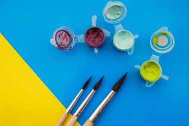 Grunge arka planda farklı akrilik veya yağlı boyalar ve fırçalar ile düz yatıyordu kompozisyon.